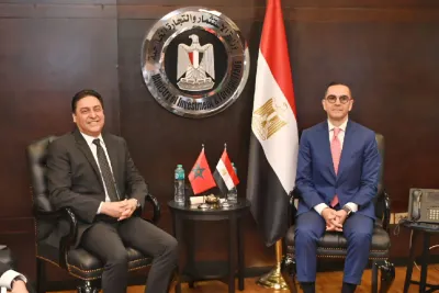 مباحثات مثمرة بالقاهرة بين السيد عمر حجيرة ووزير الاستثمار والتجارة الخارجية المصري