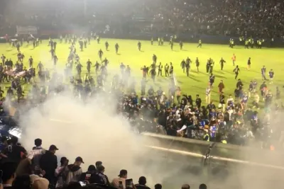 تسجيل ست وفيات جديدة عقب حادث التدافع في ملعب بإندونيسيا