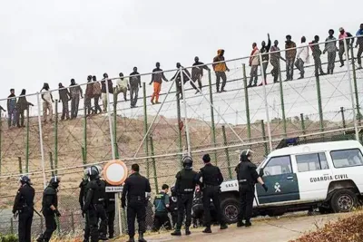 مغاربة في مليلية يطالبون بفتح المعابر الحدودية