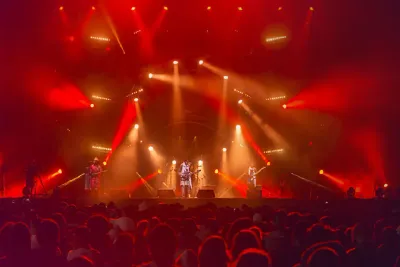 موازين 2025.. منصة أبي رقراق بألوان الريغي وتوقيع بورنين سبير