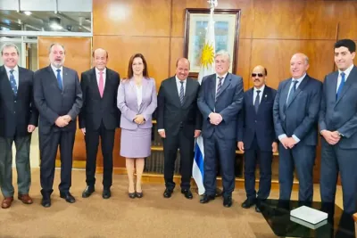 النعم ميارة يتباحث مع عدد من المسؤولين الأوروغويانيين بمونتيفيديو