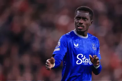 الدوري الإنجليزي .. نادي إيفرتون يمدد عقد لاعبه السينغالي إدريسا غاي لموسم إضافي