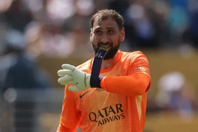 نادي باريس سان جرمان يودع حارسه الايطالي دوناروما بتكريم مؤثر