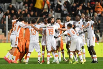 نهضة بركان يتوج بلقب كأس الكونفدرالية الإفريقية لكرة القدم للمرة الثالثة في تاريخه