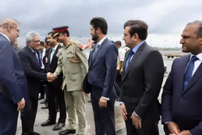 وزير خارجية باكستان يصل إلى بنغلاديش في أول زيارة من هذا المستوى منذ 13 عاما