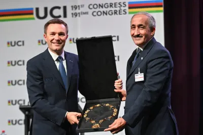الاتحاد الدولي للدراجات يمنح محمد بلماحي وسام الاستحقاق اعترافاً بخدماته الكبيرة والمتميزة