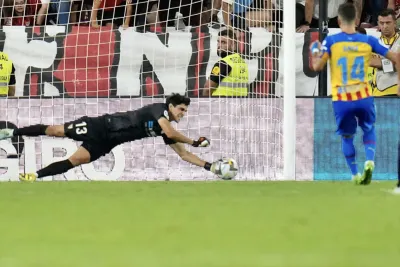 ياسين بونو.. سيد التصديات لركلات الجزاء بلا منازع (ماركا)