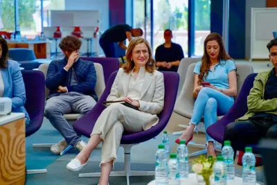 السيدة غيثة مزور تعقد جلسة نقاش بجامعة محمد السادس ببن جرير