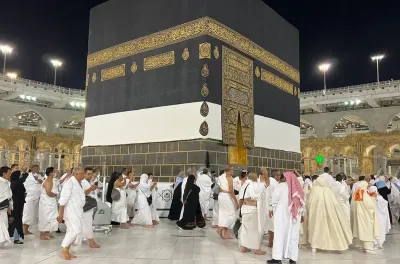 الحجاج يؤدون طواف الإفاضة في أول أيام عيد الأضحى المبارك