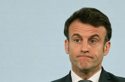 إيمانويل ماكرون يواجه الفرنسيين يوم الاثنين بعد إقرار إصلاح نظام التقاعد