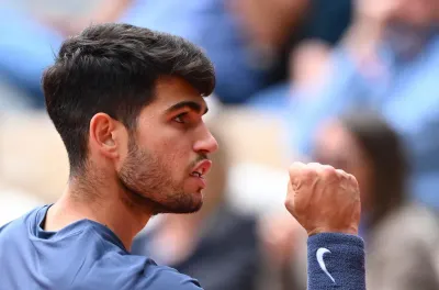 الإسباني ألكاراس يبلغ نهائي رولان غاروس على حساب الإيطالي سينر