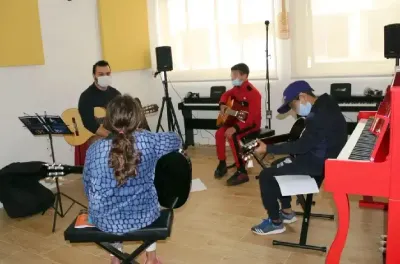 أطفال مرضى يعتلون منصة العرض الموسيقي بمستشفى الأطفال بالرباط