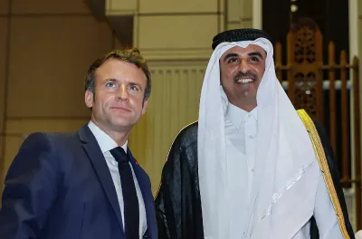 أمير قطر يبحث مع الرئيس الفرنسي العلاقات الثنائية والتطورات في المنطقة