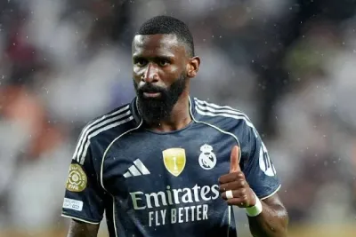 بطولة إسبانيا لكرة القدم .. ريال مدريد يمدد عقد مدافعه الألماني روديغر لموسم إضافي