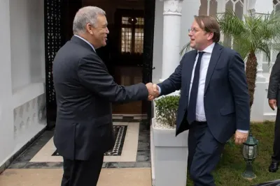 وزير الداخلية يستقبل  المفوض الأوروبي المكلف بسياسة الجوار والتوسع