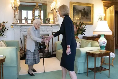 بريطانيا : الملكة إليزابيث الثانية تستقبل الرئيسة الجديدة للحكومة البريطانية
