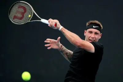 أليكس مولكان يخلق مفاجأة في جائزة الحسن الثاني الكبرى لكرة المضرب