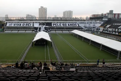 جثمان بيليه يصل ملعب سانتوس والجماهير تستعد لإلقاء نظرة الوداع