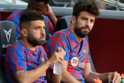 مدافع برشلونة جيرارد بيكيه يعلن اعتزاله عن 35 عاما