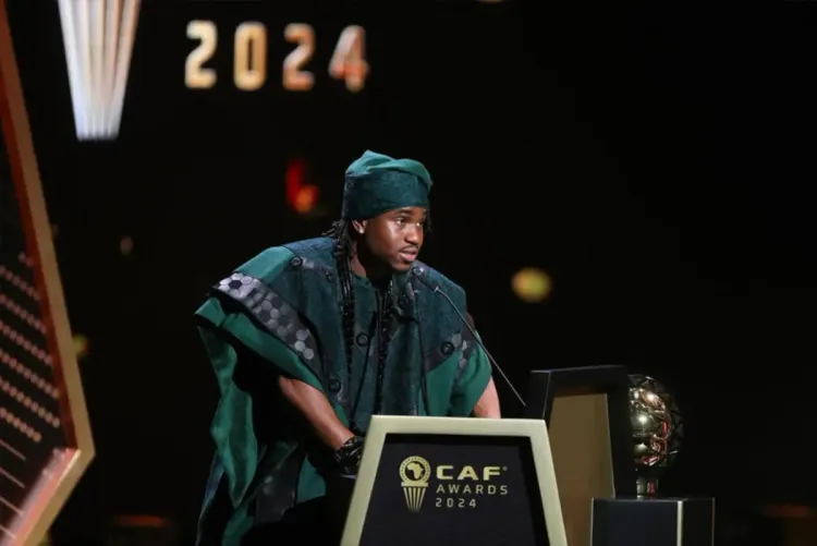 جوائز الكاف 2024.. تتويج النيجيري أديمولا لوكمان بجائزة أفضل لاعب إفريقي
