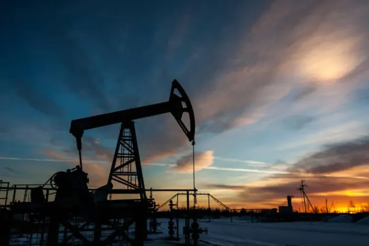 أسعار النفط تتباين متأثرة بمخاوف بشأن الطلب