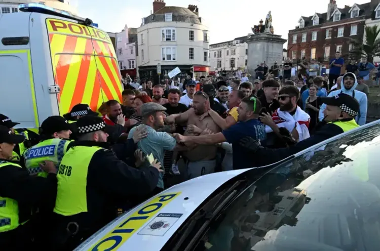 أعمال الشغب في بريطانيا: الملك تشارلز الثالث يدعو إلى تعزيز قيم التفاهم