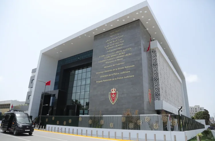 أمن الدار البيضاء يفتح بحثا قضائيا مع سائقي سيارات استعملوا سكة الترامواي بشكل استعراضي