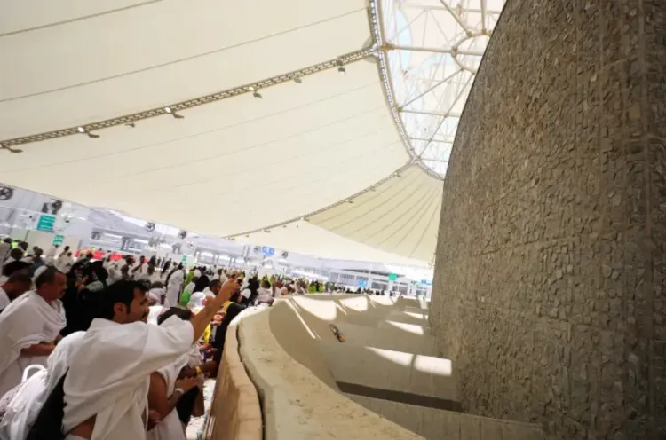 حجاج بيت الله يبدأون برمي الجمرات في أول أيام التشريق