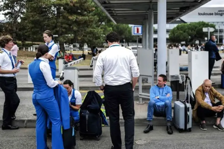 إخلاء ستة مطارات فرنسية بعد تهديدات بوجود قنابل