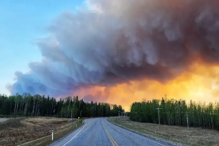 إخلاء مشاريع نفطية وتوقف ضخ الخام بسبب حرائق الغابات في كندا