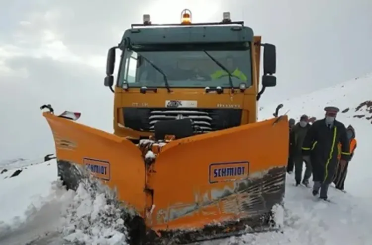 تازة .. تعبئة متواصلة لضمان فتح حركة المرور بمختلف المحاور الطرقية بالإقليم