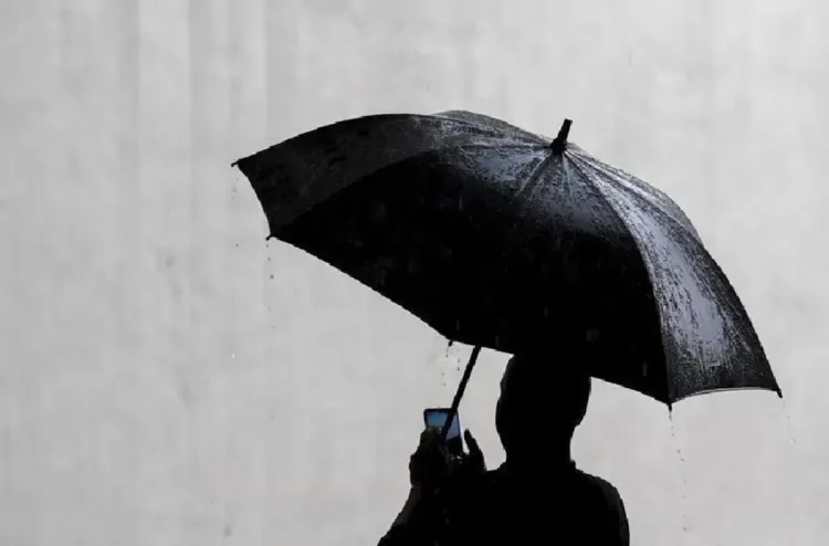 إسبانيا.. تفعيل "الإنذار الأحمر" بمنطقة فالنسيا جراء الأمطار الغزيرة