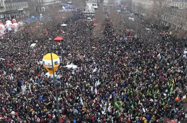 إصلاح نظام التقاعد: آلاف المتظاهرين في شوارع فرنسا ضد خطاب ماكرون