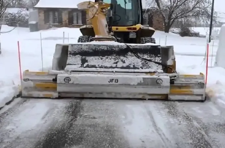 إفران : إعادة فتح عدة محاور طرقية أ غلقت إثر تساقطات ثلجية