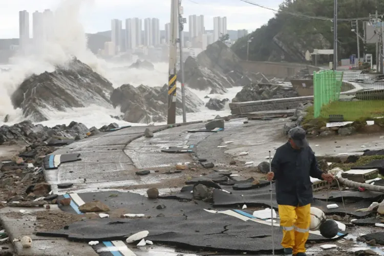 إجلاء آلاف السكان مع اقتراب وصول إعصار هينامنور