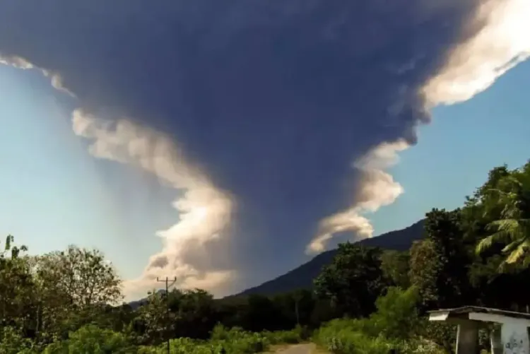 إندونيسيا .. ثوران قوي لبركان لووتوبي لاكي-لاكي