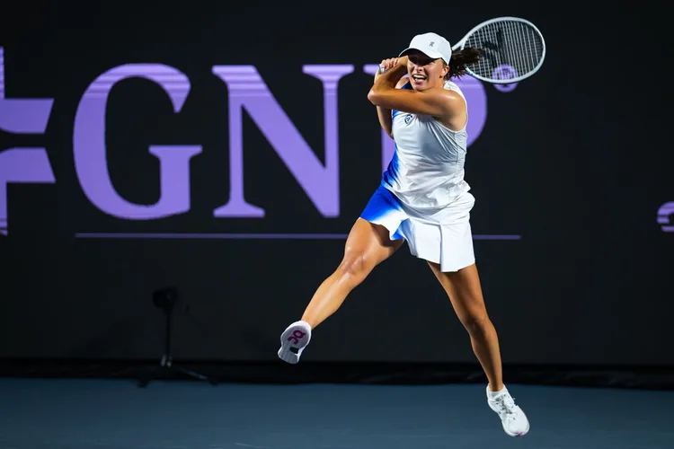 بطولة رولان غاروس: البولندية شفيونتيك تبلغ النهائي على حساب الأميركية غوف