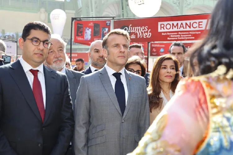 الرئيس الفرنسي يزور جناح المغرب، ضيف شرف مهرجان باريس للكتاب