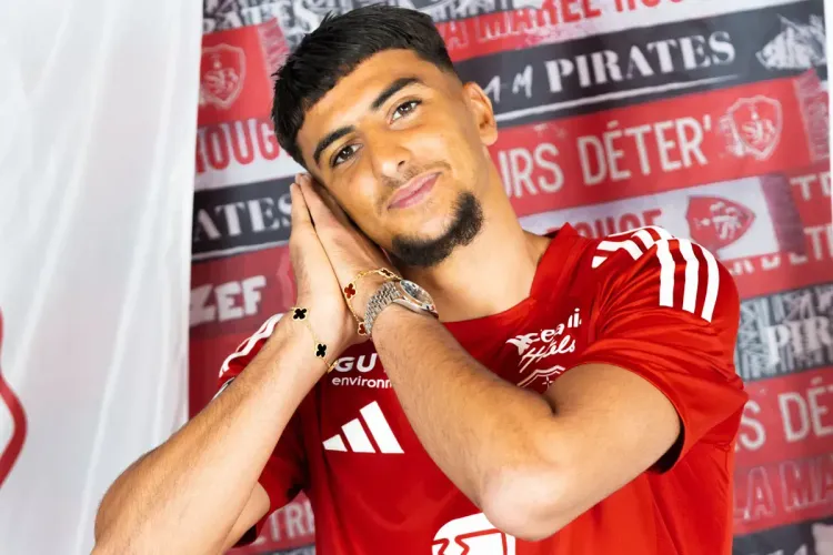 المغربي إبراهيم صلاح يوقع لبريست الفرنسي