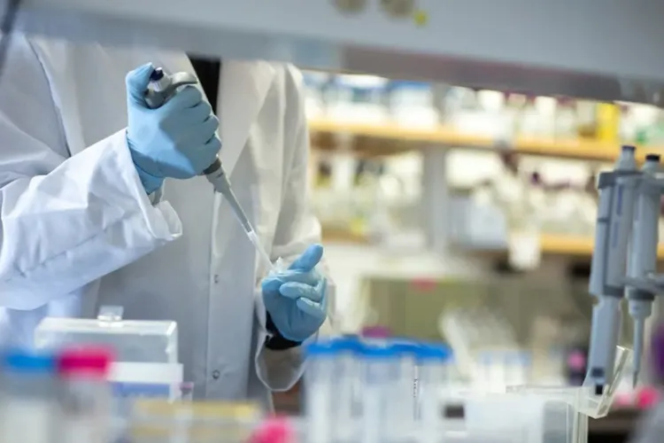 بايونتك-فايزر تبدءان دراسات سريرية على لقاح مضاد لـ "أوميكرون"