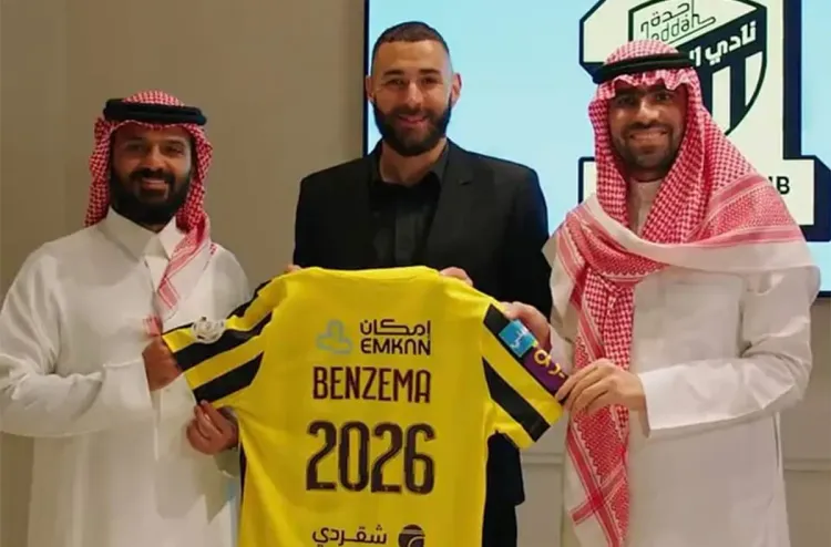 اتحاد جدة السعودي يقدم رسميا لاعبه كريم بنزيما