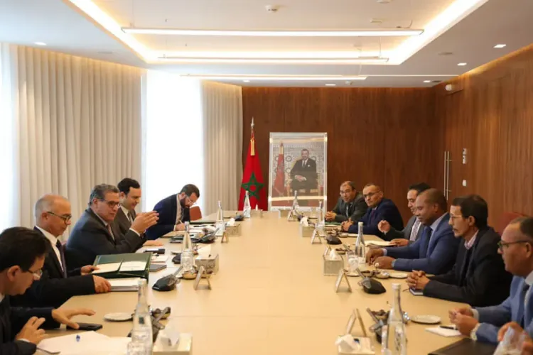 الحكومة تعد بتجميد (القانون الأساسي) وتوقف اقتطاعات الأجور