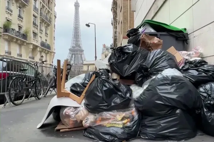 باريس تحت تهديد إضراب جديد لعمال جمع النفايات