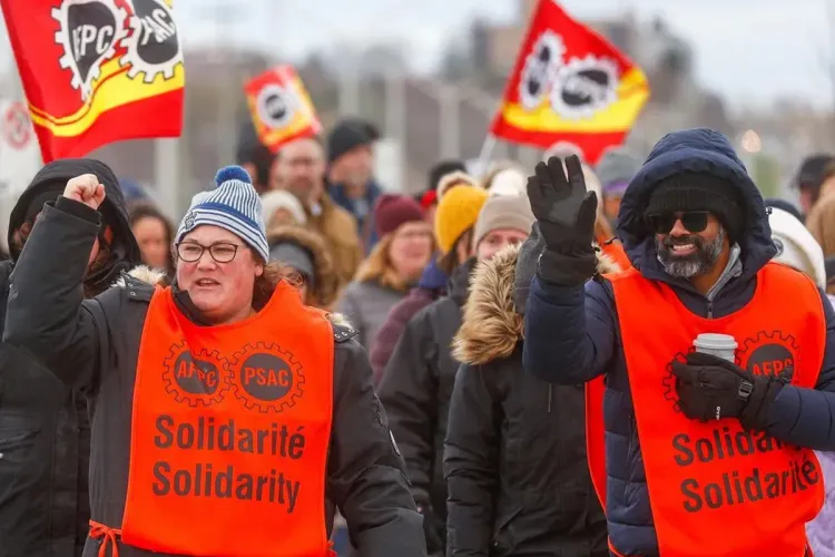 كندا: التوصل إلى اتفاق ينهي إضراب آلاف الموظفين