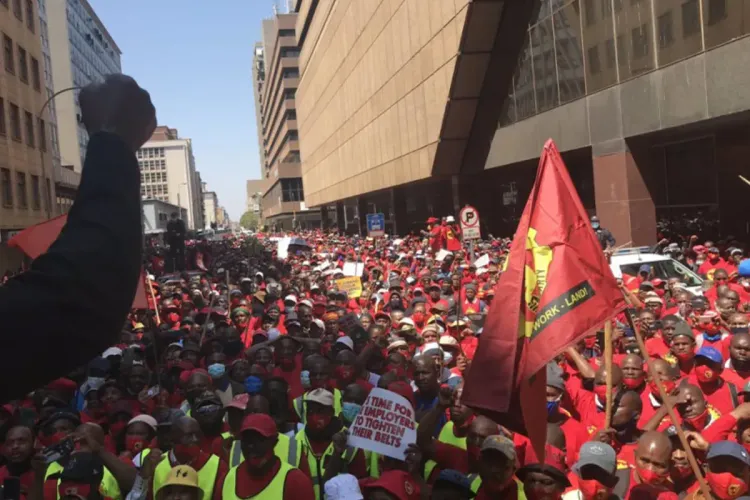 الإعلان عن شن إضراب وطني يوم الأربعاء المقبل بجنوب إفريقيا