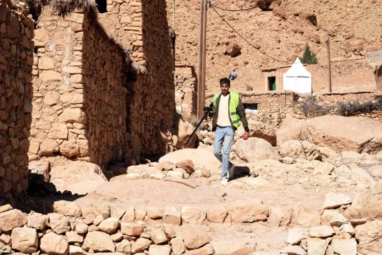 إعادة الإعمار بعد الزلزال: المهندسون المساحون الطبوغرافيون معبؤون بشكل كامل