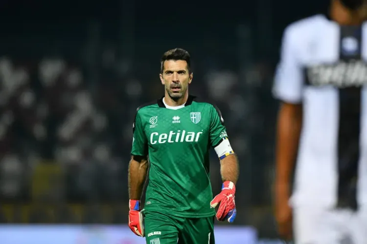 الحارس الإيطالي بوفون يعتزل كرة القدم عن 45 عاما