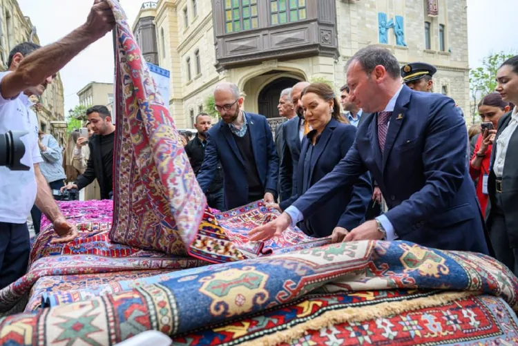 صاحبة السمو الملكي الأميرة للا حسناء تزور بباكو المهرجان الدولي للسجاد بأذربيجان