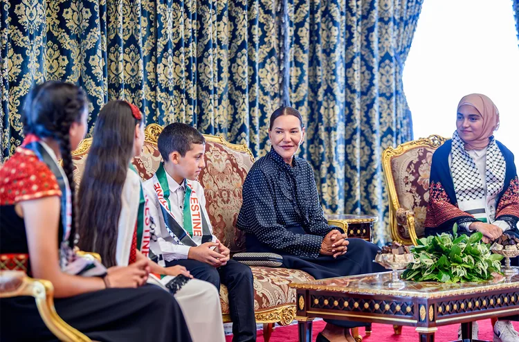 الأميرة للا حسناء تستقبل الأطفال المقدسيين المشاركين في الدورة ال14 للمخيم الصيفي لوكالة بيت مال القدس