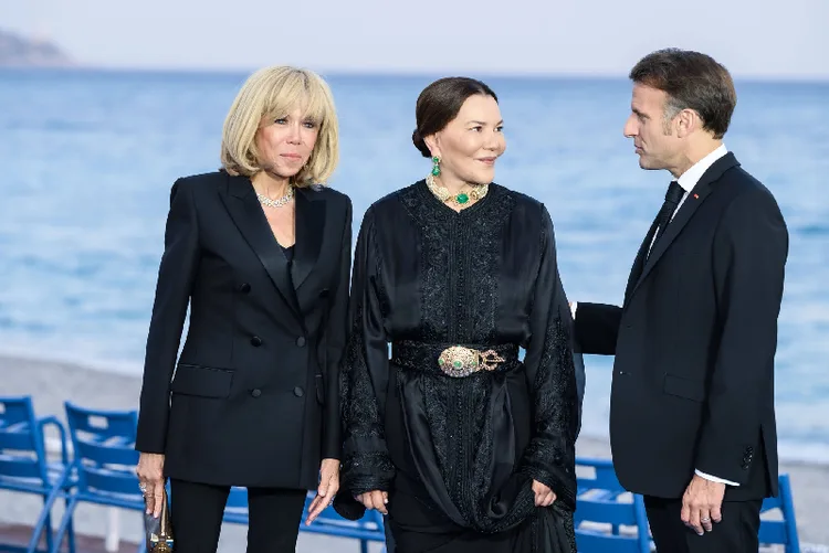 مؤتمر الأمم المتحدة للمحيطات .. صاحبة السمو الملكي الأميرة للا حسناء تحضر بنيس مأدبة عشاء أقامها الرئيس الفرنسي على شرف رؤساء الدول والحكومات المشاركة